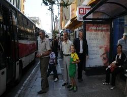 Ünlü Şairler İzmirlilere Duraklarda Gülümseyecek