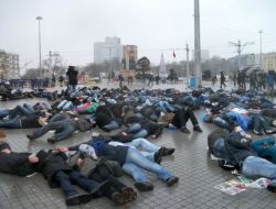 Hocalı Katliamını Yere Yatarak Protesto Ettiler