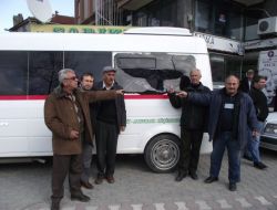 Karayolunu Kapatan Köylüler, Minibüsü Taş Yağmuruna Tuttu