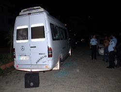 Yol Vermedi Diye Sürücüşü Dövdüler, Minibüsü Kaçırıp Camlarını Kırdılar