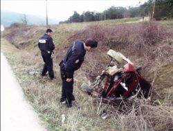 Virajı Alamayan Otomobil Şarampole Yuvarlandı: 2 Yaralı