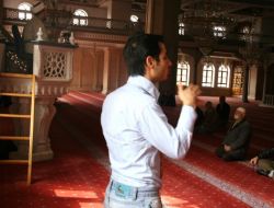 Engelli Ailesi İçin İşaret Dilini Öğrendi, Şimdi Tüm Engellilere Hutbeyi Tercüme Ediyor