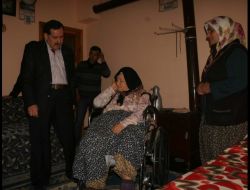Felçli Kadına Tekerlekli Sandalye Desteği