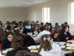 Öğrenci Velilere Okulun Yemekhanesini Yeniledi