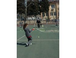 Polis Amcaları İle Hem Tenis Öğreniyorlar