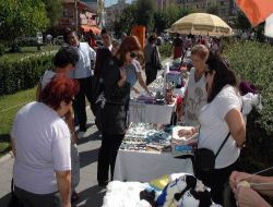 Karşıyakalı Hanımlar Festivalde Elişlerini Satıyor