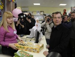 MEDVEDEV OYUNCAKÇIYA UĞRADI;