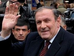 ERMENİSTAN'DA ON BİNLER SOKAKTA!