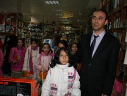 Özel Nizamiyeli Öğrenciler Harçlıklarıyla Yuvaya Kitap Uçurdu
