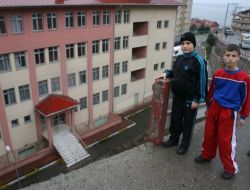 Yıkılan Korkuluk Tehlike Saçıyor