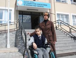 Çocuğunu Sırtında Okula Götüren Anneye Tekerlekli Sandalye Sürprizi