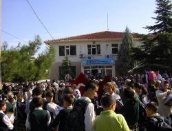 Öğrenciler Okula Gitmeyip Baz İstasyonunu Protesto Etti
