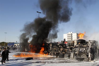 Savaş uçakları kasabaları bombalıyor