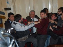 Ulaşım Zammını Protesto Eden Öğrenciler, Meclis Toplantısında Kavga Çıkardı
