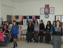 Tasarlayıp Diktikleri Giysileri Defilede Tanıttılar