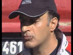 İRANLI MÜLTECİDEN İLGİNÇ PROTESTO EYLEMİ