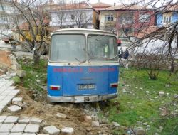 Öğrenci Taşıyan Belediye Otobüsü Evin Bahçesine Girdi