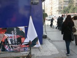 O AFİŞLER YIRTILDI!