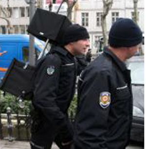 Çevik Kuvvetin Sırtındaki Cihaza İlgi