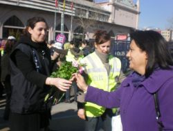 Miting Alanında Bir İlk; Polis Eylemcileri Çiçekle Karşıladı
