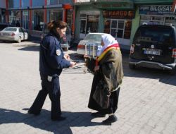 Polis, Kadınlar Günü'nü Kutlayan Kadınlara Çiçek Ve Çikolata Verdi