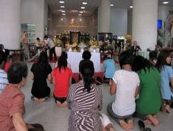 Tayland'da Yüzlerce İnsan Kralın İyileşmesi İçin Hastane Önünde Dua Ediyor