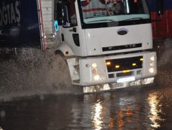 Yozgat’ta Sağanak Yağış Yolları Gölete Çevirdi