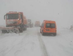 Yoğun Karda Kozma Dağı Araçlara Geçit Vermedi