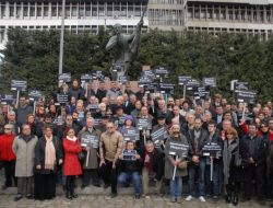 İzmir Gazeteciler Cemiyeti'nin Gözaltıları Protesto Eylemine Chp'li Vekiller De Katıldı