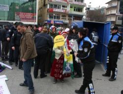 Polis, Kadınlar Günü'nü Kutlayan Kadınları Çiçekle Karşıladı