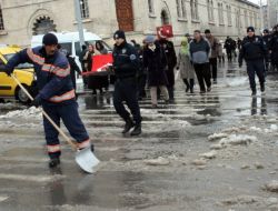 Kadınlar Hakları İçin Yürüdü, Erkekler Kaldırım Temizledi