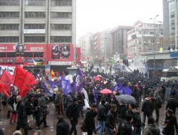 Ankara'da Kadınlar Kar Altında Yürüdü