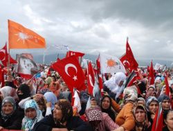 Hataylılar Yağmur Altında Başbakan Erdoğan'ı Bekliyor