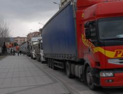 Fırtına Çanakkale Boğazı'nda Ulaşımı Felç Etti, Tır Kuyrukları Oluştu