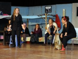 Amatör Tiyatrocu Kadınlar, Hemcinsleri İçin Sahnede