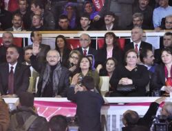 Kılıçdaroğlu, 4 Dilde Hazırlanan Pankartlarla Karşılandı