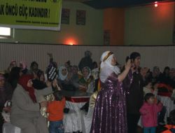 Kadınlar, Kürtçe Şarkılar Eşliğinde Eğlendi