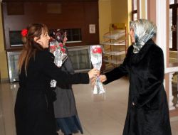 Aksaray Belediyesi, Kadın Doğum Hastanesinde Hastalara, Hemşirelere Ve Hastane Çalışanlarına Kırmızı Karanfil Dağıttı