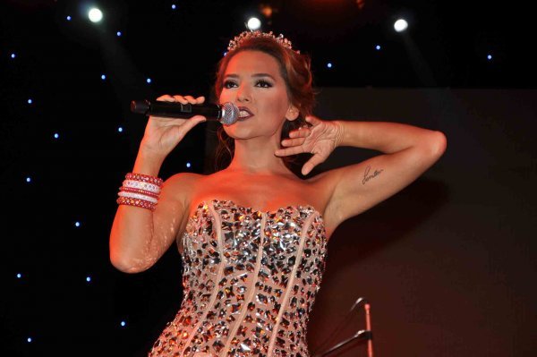 Demet Akalın Ebru Gündeş'e Sataştı