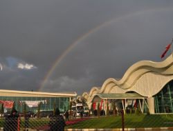 GÖKKUŞAĞINI HAYRANLIKLA İZLEDİ