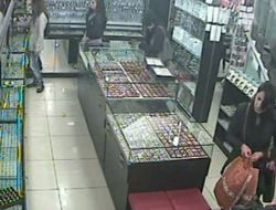 Takı Malzemeleri Çalan Kızlar Güvenlik Kamerasına Yakalandı