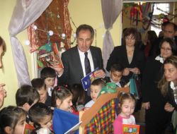 Bakan Günay Ve Kızı, Berlin’de Anaokulu Ziyaret Etti