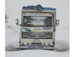 Erzurum-bingöl Karayolunda Araçlar Mahsur Kaldı
