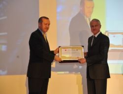 Yırcalı, Ar-ge Belgesini Başbakan Erdoğan'ın Elinden Aldı