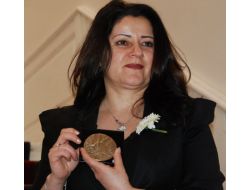 Hollanda’da Görevine Veda Eden Türk Meclis Üyesi Akkaya’ya Hizmet Nişanı Verildi