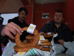 Kar Altında Simit Dağıttılar