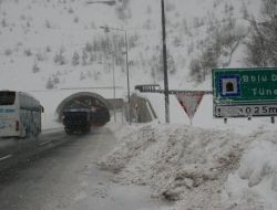 Bolu Dağı'nda Kar Yağışı Ve Sis Ulaşımı Engelliyor