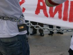 Chp'li Belediyeyi Protesto Etmek İçin Kendilerini Zincirlediler