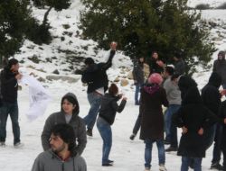 Üniversiteliler Hasret Kaldıkları Karı Görünce Halay Çekti
