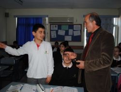 Öğrenciler, Dersi Akıllı Tahtada Öğreniyor